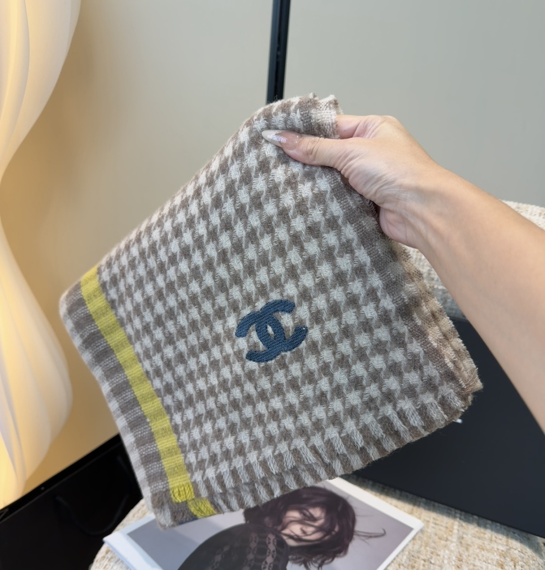 上新！2025秋冬香奈儿男女同款，同步，高端羊绒针织围巾！ 可正式，可随意，非常Classical的设计