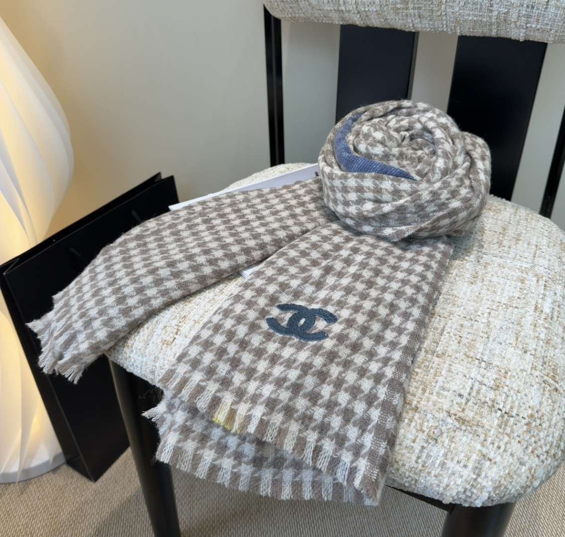 上新！2025秋冬香奈儿男女同款，同步，高端羊绒针织围巾！ 可正式，可随意，非常Classical的设计