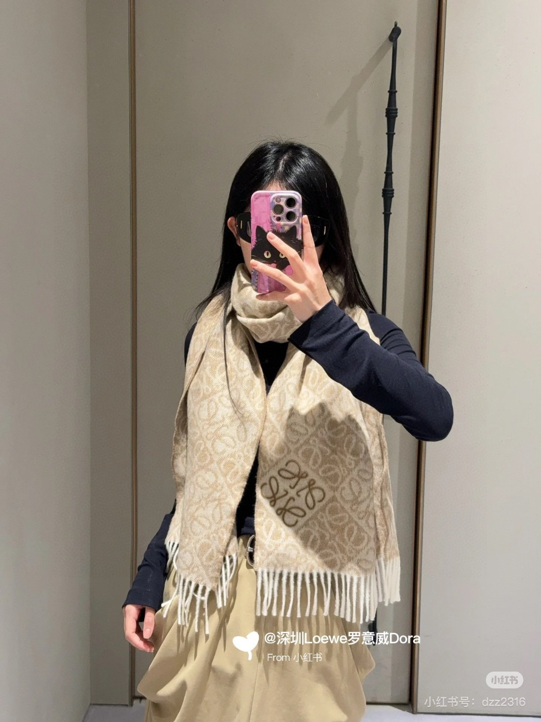 NO:581367,High version flocking version · LOEWE's new hottest scarf, double-sided wool and cashmere scarf, decorated with Anagram tufted embroidered logo on the corners, embellished with two-color plaid Anagram  This scarf with jacquard pattern and milk tea color is known to be out of stock. The upper body effect is really incredible. Our product will definitely hit the market instantly. I can say that the only raw material on the market that we use is 18-count Basalan wool. It is slightly velvet on both sides. The texture is soft enough and very skin-friendly. It does not tie at all. It has a flocked embroidery logo.  This process not only ensures the texture and appearance of the scarf, but also ensures the skin-friendly feel. In the textile industry, our family also has the spirit of craftsmanship to the end, and it is absolutely outstanding in autumn and winter. Size 38*180cm, composition 90 Basalan wool 10 goat high version scarf, high version scarf, loewe, loewe19860909高版植绒版本 · LOEWE罗意威新款最火围巾,双面羊毛和羊绒围巾,角落饰有 Anagram 簇绒刺绣Logo,点缀双色格纹 Anagram 缇花图案.奶茶色此款围巾号称断货王,上身效果真是没话说,咱家这货绝对秒杀市场,市面上的我可以说只有咱家用的原料是18支巴素兰羊毛,两面微微起绒,质感足够柔软,很亲肤,一点不扎,植绒刺绣Logo,这样工艺既保证了围巾的纹路品相,又保证了手感亲肤感,纺织界咱家也是匠人精神走到底,秋冬有他绝对杠杠滴,尺寸38*180cm,成分90巴素兰羊毛10山羊高版本围巾,高版本围巾,loewe,loewe,scarf