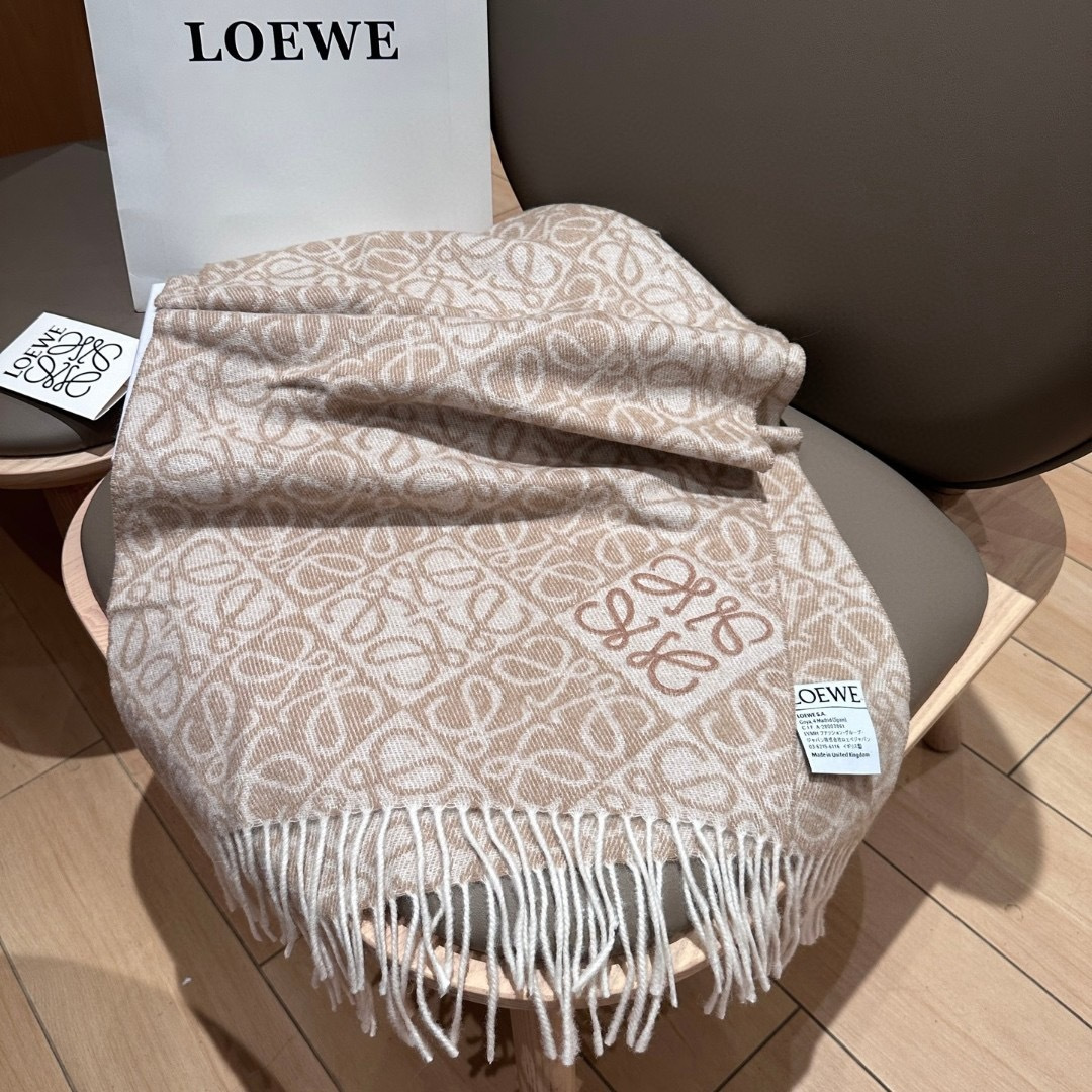 高版植绒版本 · LOEWE罗意威新款最火围巾，双面羊毛和羊绒围巾，角落饰有 Anagram 簇绒刺绣L