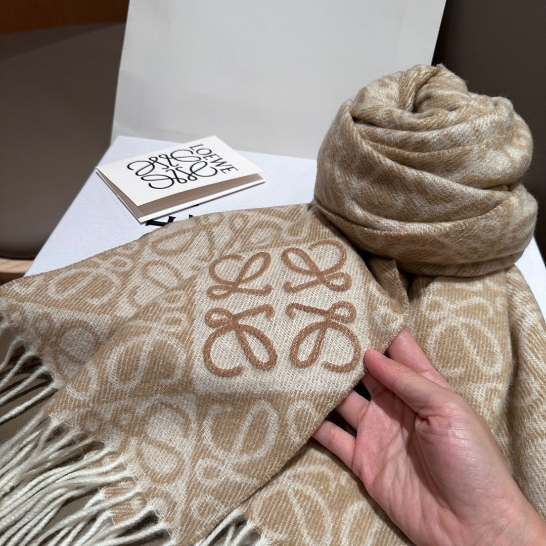 高版植绒版本 · LOEWE罗意威新款最火围巾，双面羊毛和羊绒围巾，角落饰有 Anagram 簇绒刺绣L