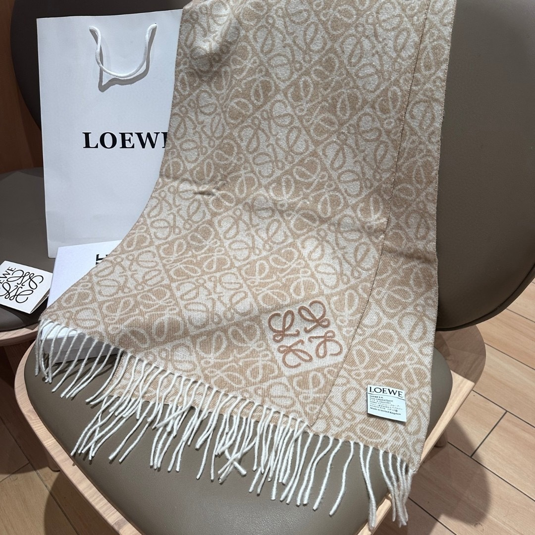 高版植绒版本 · LOEWE罗意威新款最火围巾，双面羊毛和羊绒围巾，角落饰有 Anagram 簇绒刺绣L
