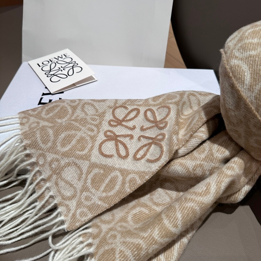 高版植绒版本 · LOEWE罗意威新款最火围巾，双面羊毛和羊绒围巾，角落饰有 Anagram 簇绒刺绣L