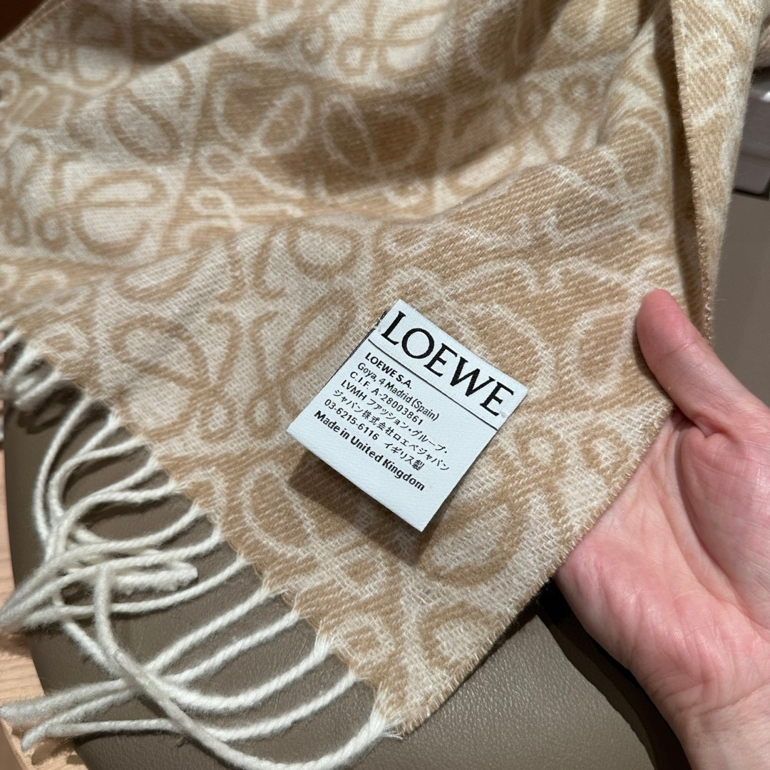 高版植绒版本 · LOEWE罗意威新款最火围巾，双面羊毛和羊绒围巾，角落饰有 Anagram 簇绒刺绣L