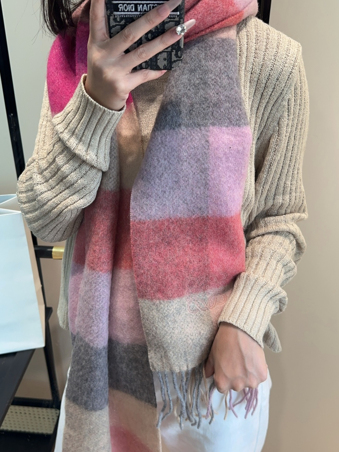 【▪Loewe · 罗意威难得一见的温柔配色，低调又不失优雅❗】重点推荐❗双面配色，一条围巾两种风格搭配