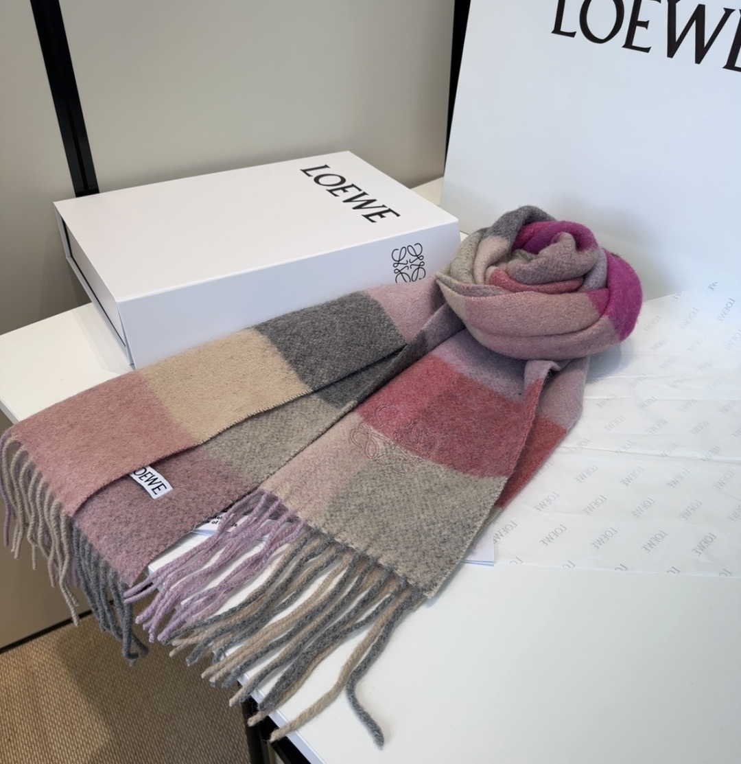 【▪Loewe · 罗意威难得一见的温柔配色，低调又不失优雅❗】重点推荐❗双面配色，一条围巾两种风格搭配