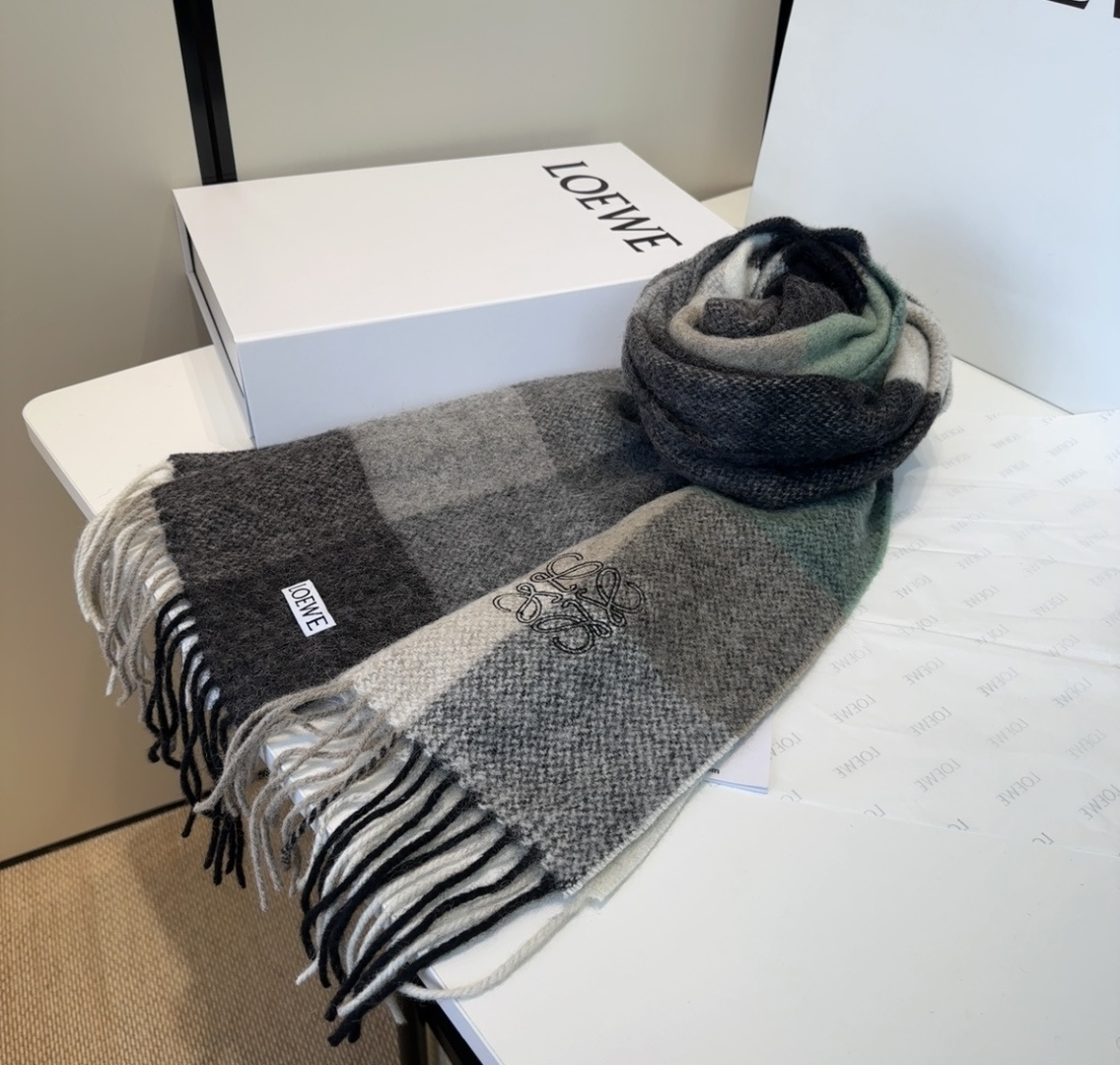 【▪Loewe · 罗意威难得一见的温柔配色，低调又不失优雅❗】重点推荐❗双面配色，一条围巾两种风格搭配