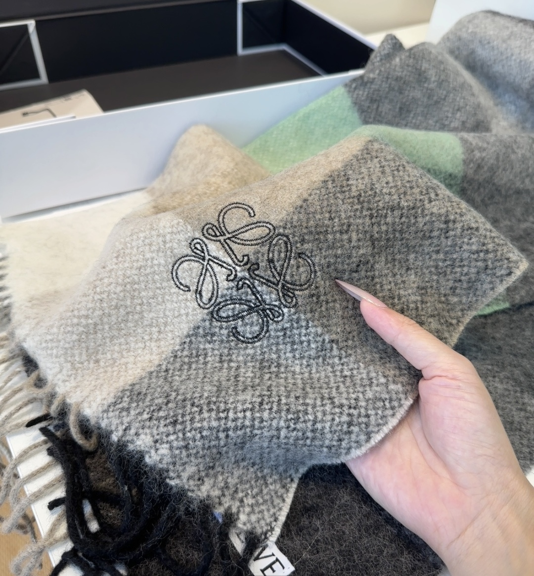 【▪Loewe · 罗意威难得一见的温柔配色，低调又不失优雅❗】重点推荐❗双面配色，一条围巾两种风格搭配