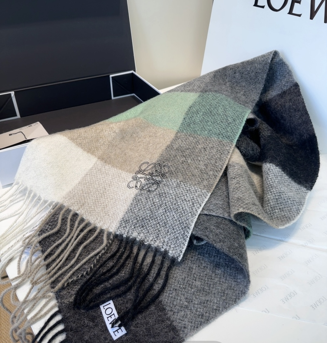 【▪Loewe · 罗意威难得一见的温柔配色，低调又不失优雅❗】重点推荐❗双面配色，一条围巾两种风格搭配