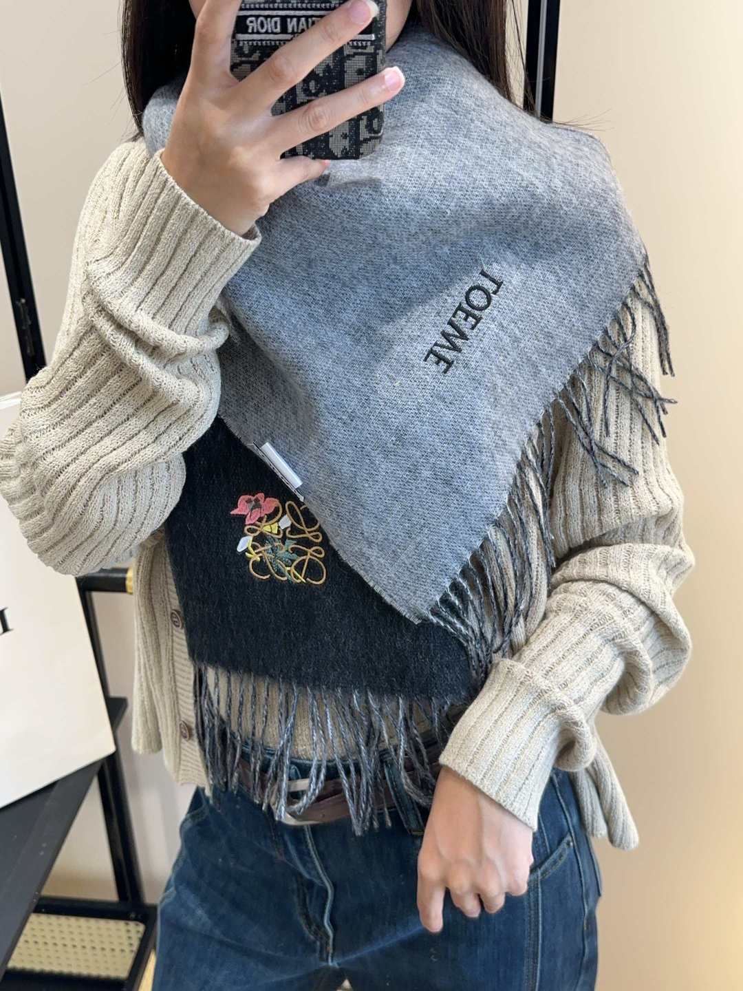 【▪Loewe · 罗意威难得一见的温柔配色，低调又不失优雅❗】重点推荐❗双面配色，一条围巾两种风格搭配