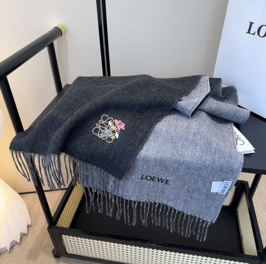 【▪Loewe · 罗意威难得一见的温柔配色，低调又不失优雅❗】重点推荐❗双面配色，一条围巾两种风格搭配