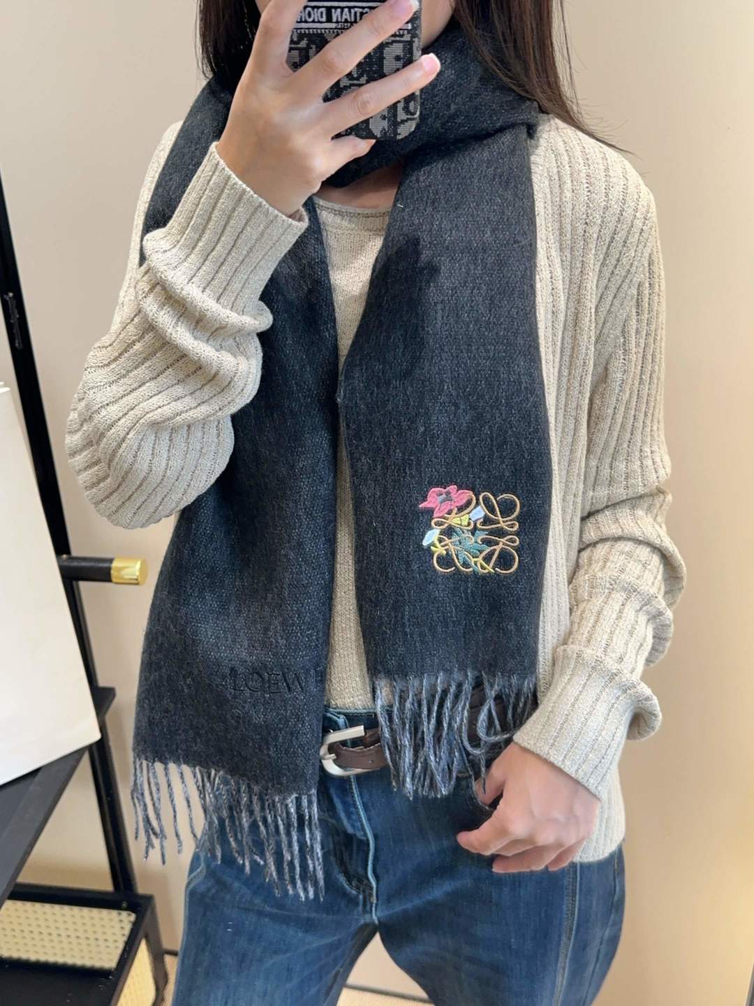 【▪Loewe · 罗意威难得一见的温柔配色，低调又不失优雅❗】重点推荐❗双面配色，一条围巾两种风格搭配