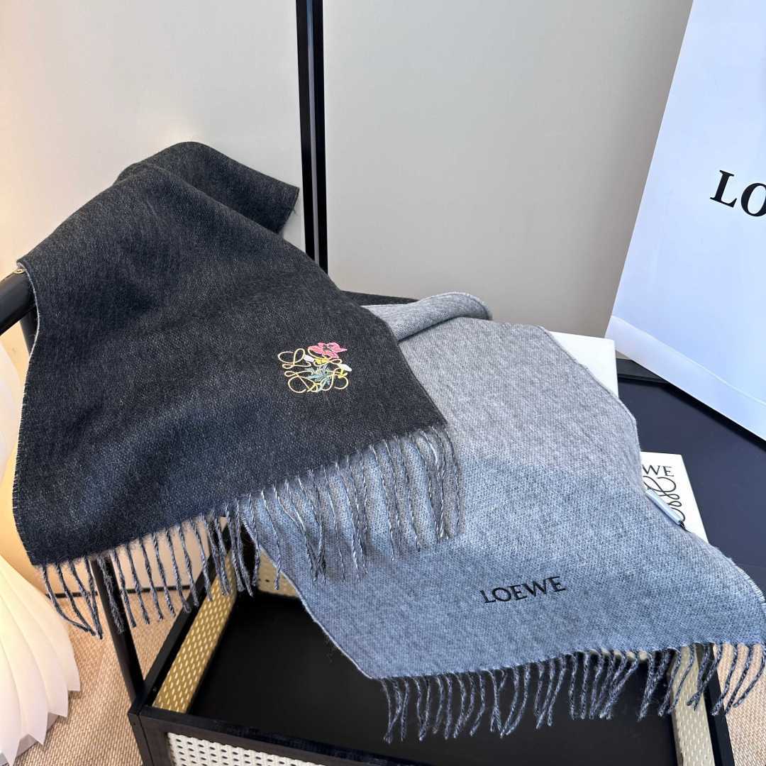 【▪Loewe · 罗意威难得一见的温柔配色，低调又不失优雅❗】重点推荐❗双面配色，一条围巾两种风格搭配