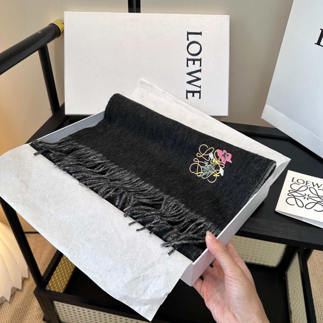 【▪Loewe · 罗意威难得一见的温柔配色，低调又不失优雅❗】重点推荐❗双面配色，一条围巾两种风格搭配