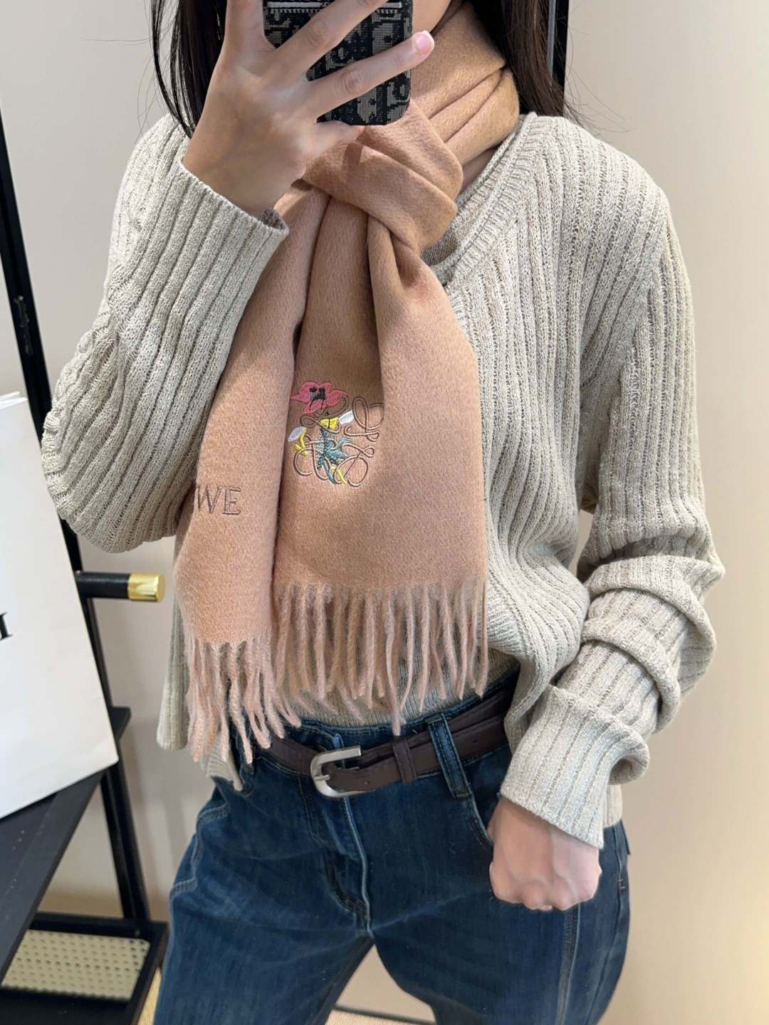 【▪Loewe · 罗意威难得一见的温柔配色，低调又不失优雅❗】重点推荐❗双面配色，一条围巾两种风格搭配