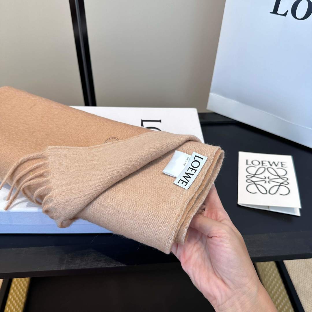 【▪Loewe · 罗意威难得一见的温柔配色，低调又不失优雅❗】重点推荐❗双面配色，一条围巾两种风格搭配