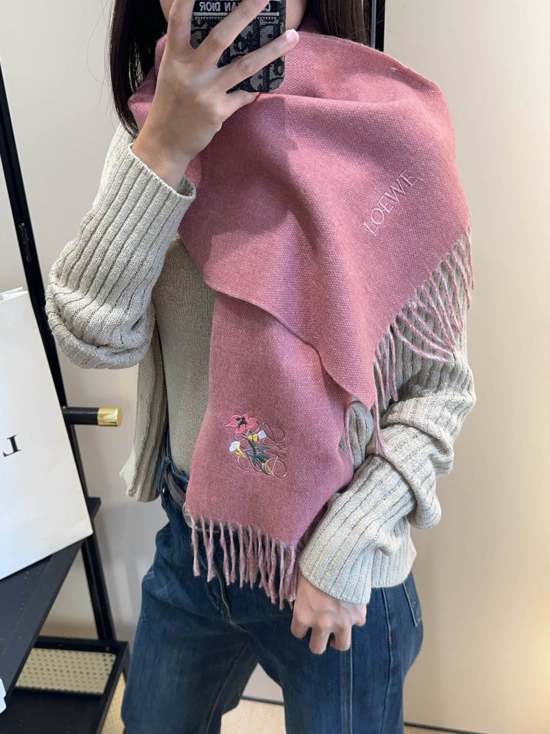 NO:581369,【Loewe ·  Loewe's rare and gentle color matching, low-key yet elegant] Highly recommend the double-sided color matching, a scarf with two styles, high-end, comfortable and fashionable temperament, a niche name, but full of big-name style, super Amway loewe this soft color that touches the heart  Beautiful scarf, extremely simple color with eye-catching color-changing logo, the finishing touch without losing the beauty, the pursuit of successful people, the color is absolute, a bit unique and fairy-like, the absolute choice for couples, the color is elegant, not enchanting, specifications 30x  180cm high version scarf, high version scarf, loewe, loewe19860909【Loewe · 罗意威难得一见的温柔配色,低调又不失优雅】重点推荐双面配色,一条围巾两种风格搭配,高级舒适时髦气质,名小众,却大牌范十足,超级安利loewe这款触动内心的柔美围巾,极其简单的颜色搭配抢眼的变色logo,点睛之笔确又不失美感,成功人士的追求,色彩绝对,有点独有的仙气,绝对的情侣款不二之选,颜色淡雅,不妖娆规格30x 180cm高版本围巾,高版本围巾,loewe,loewe,scarf