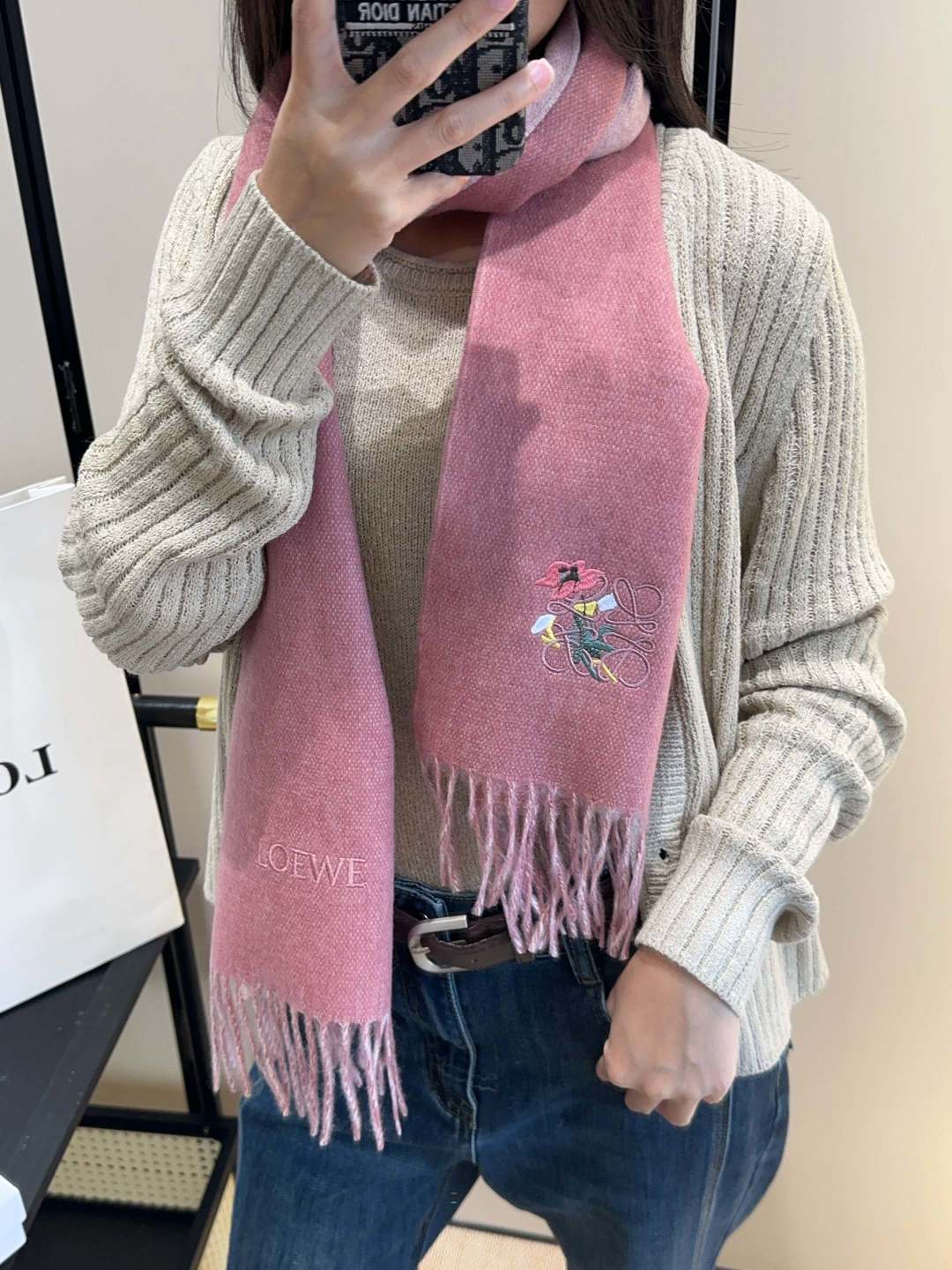 【▪Loewe · 罗意威难得一见的温柔配色，低调又不失优雅❗】重点推荐❗双面配色，一条围巾两种风格搭配