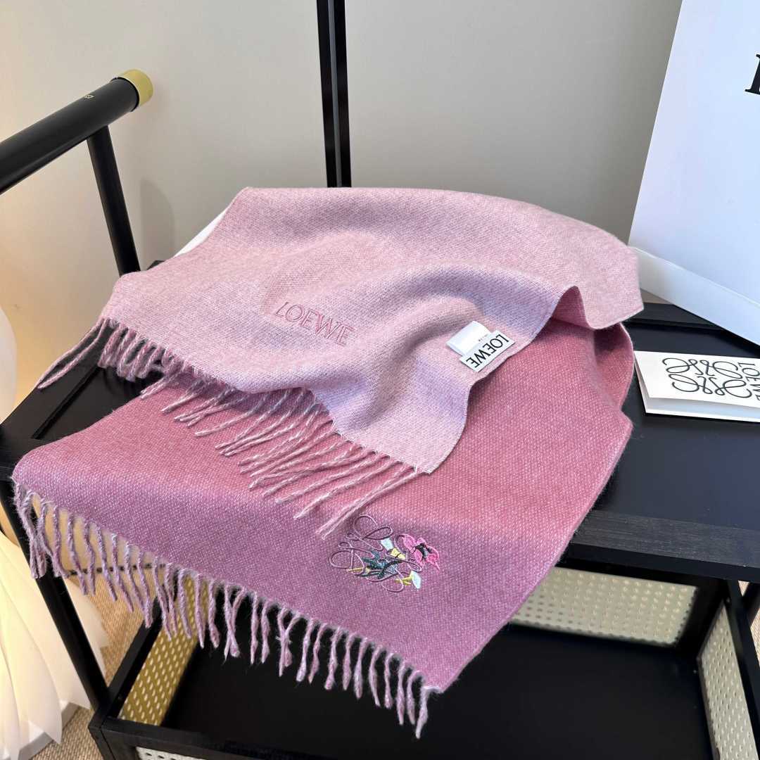 【▪Loewe · 罗意威难得一见的温柔配色，低调又不失优雅❗】重点推荐❗双面配色，一条围巾两种风格搭配