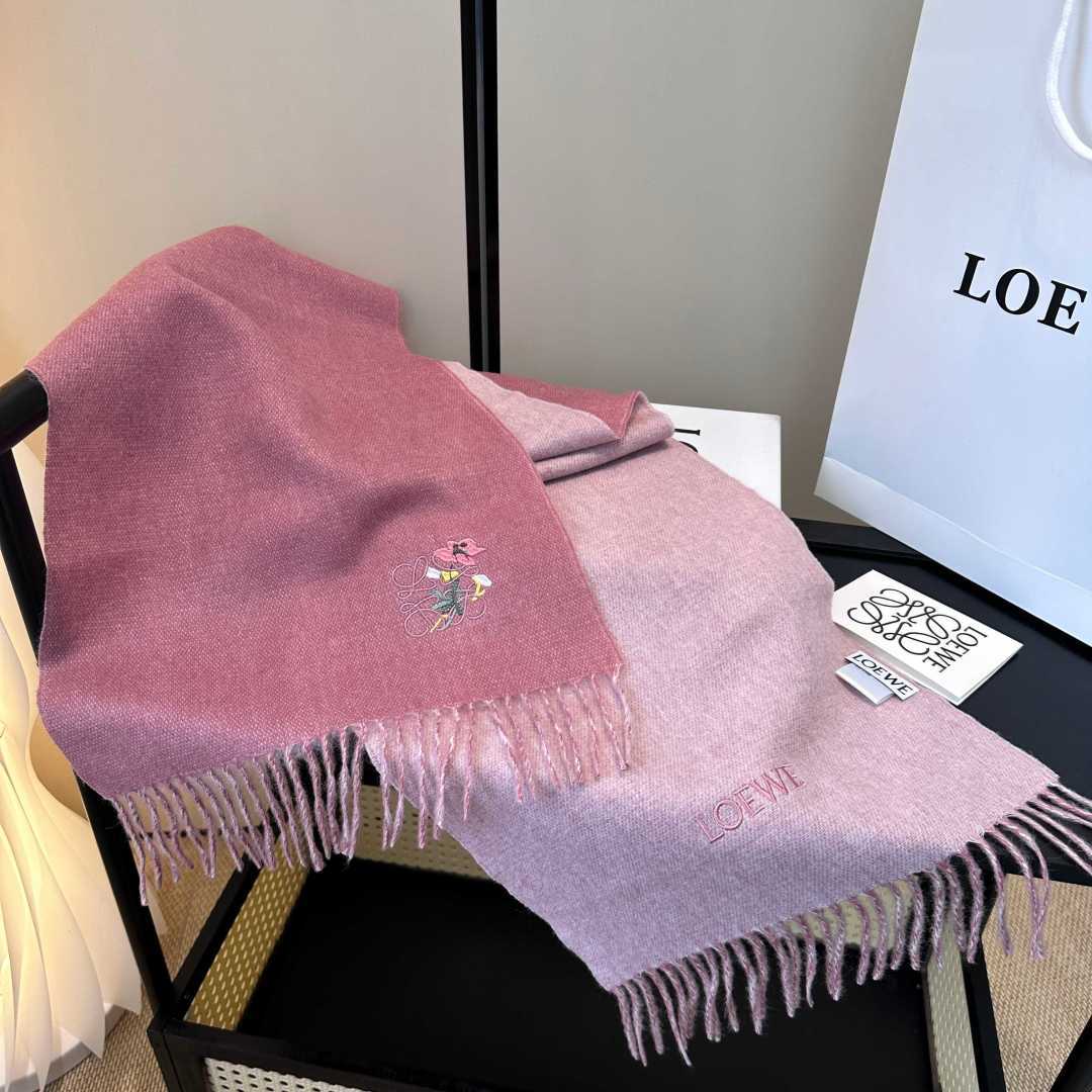【▪Loewe · 罗意威难得一见的温柔配色，低调又不失优雅❗】重点推荐❗双面配色，一条围巾两种风格搭配