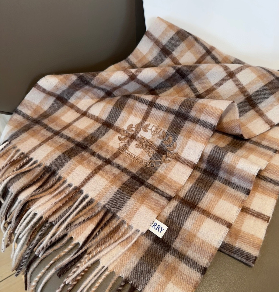 Burberry · 巴宝莉格子围巾❗️好看的要疯掉了，太有型太有魅力了❗️❗️非常斯文时尚的秋冬单品！