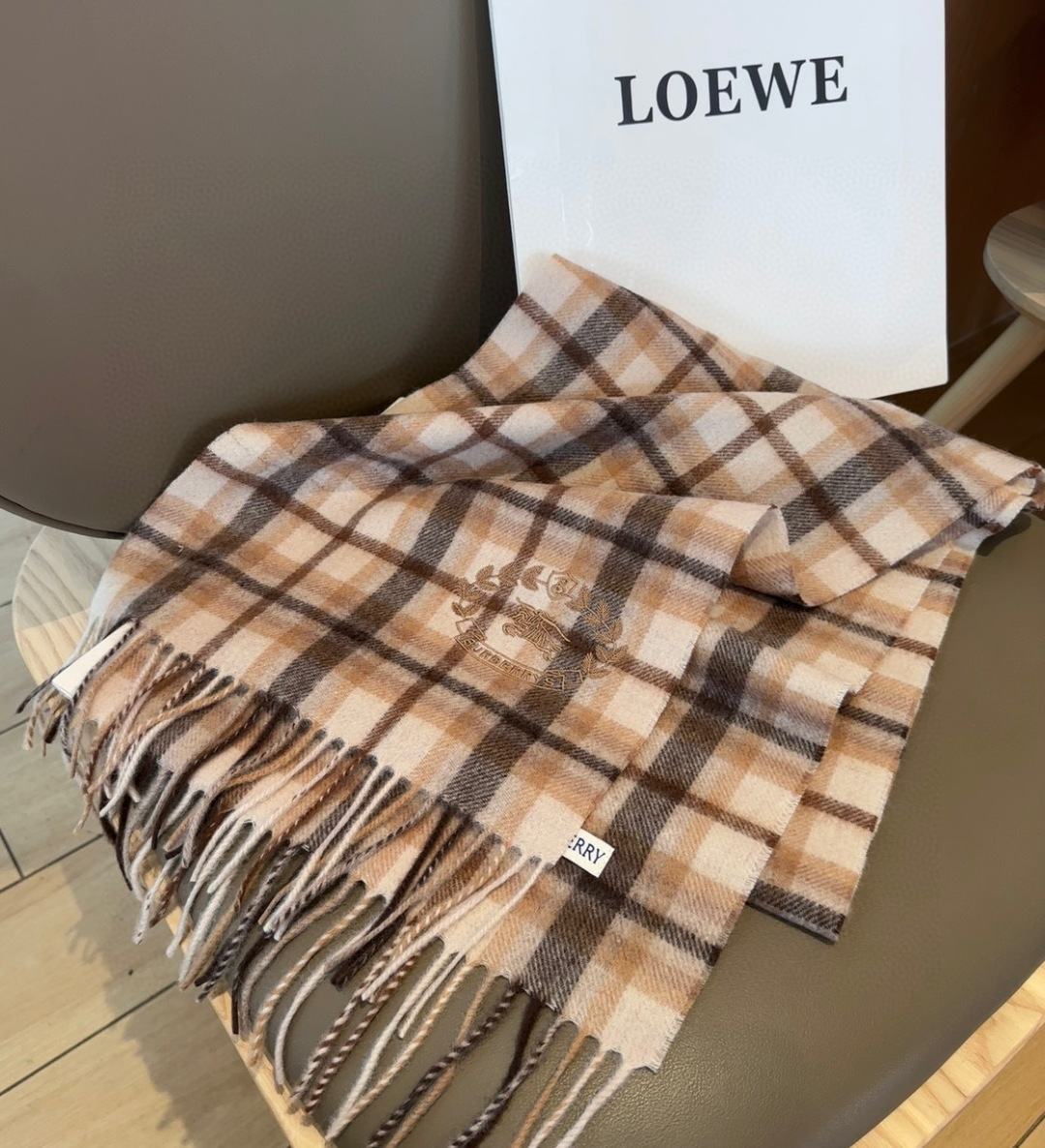 Burberry · 巴宝莉格子围巾❗️好看的要疯掉了，太有型太有魅力了❗️❗️非常斯文时尚的秋冬单品！