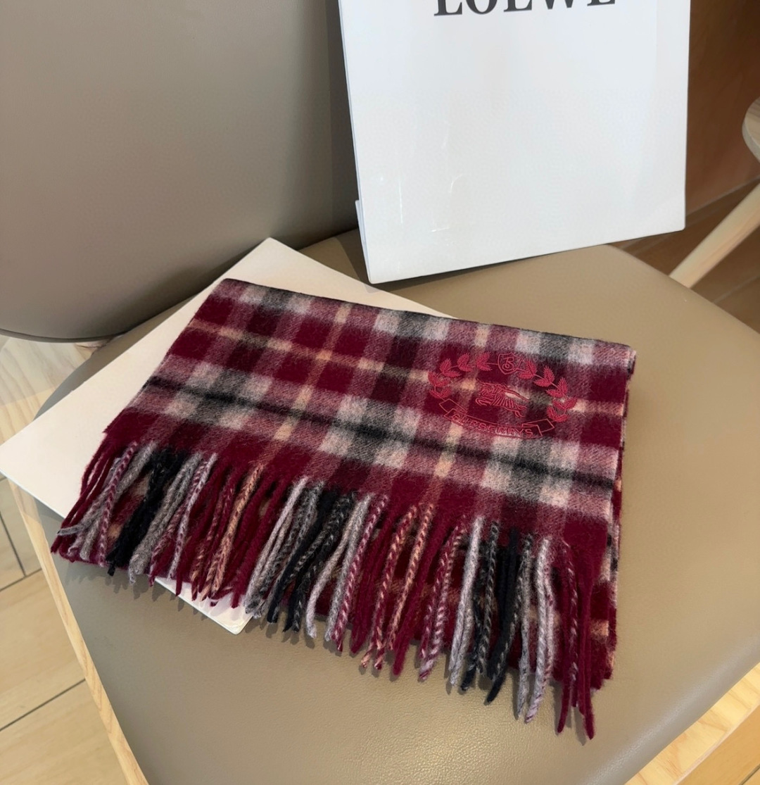 Burberry · 巴宝莉格子围巾❗️好看的要疯掉了，太有型太有魅力了❗️❗️非常斯文时尚的秋冬单品！