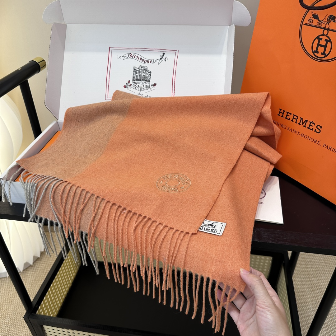 2025年Hermes · 爱马仕，难得一见的温柔配色，低调又不失优雅❗️】重点推荐❗️双边配色，一条围