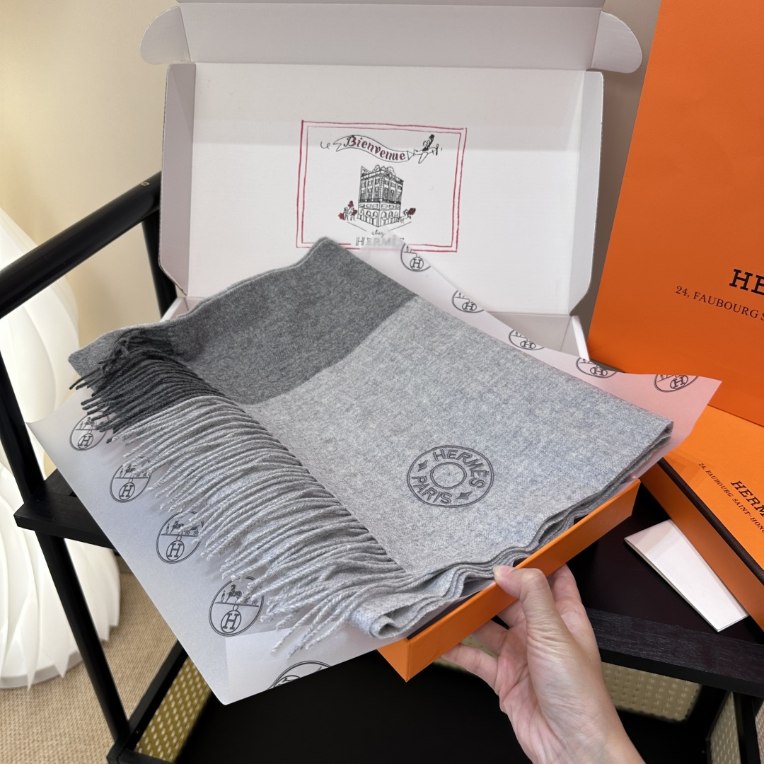 2025年Hermes · 爱马仕，难得一见的温柔配色，低调又不失优雅❗️】重点推荐❗️双边配色，一条围