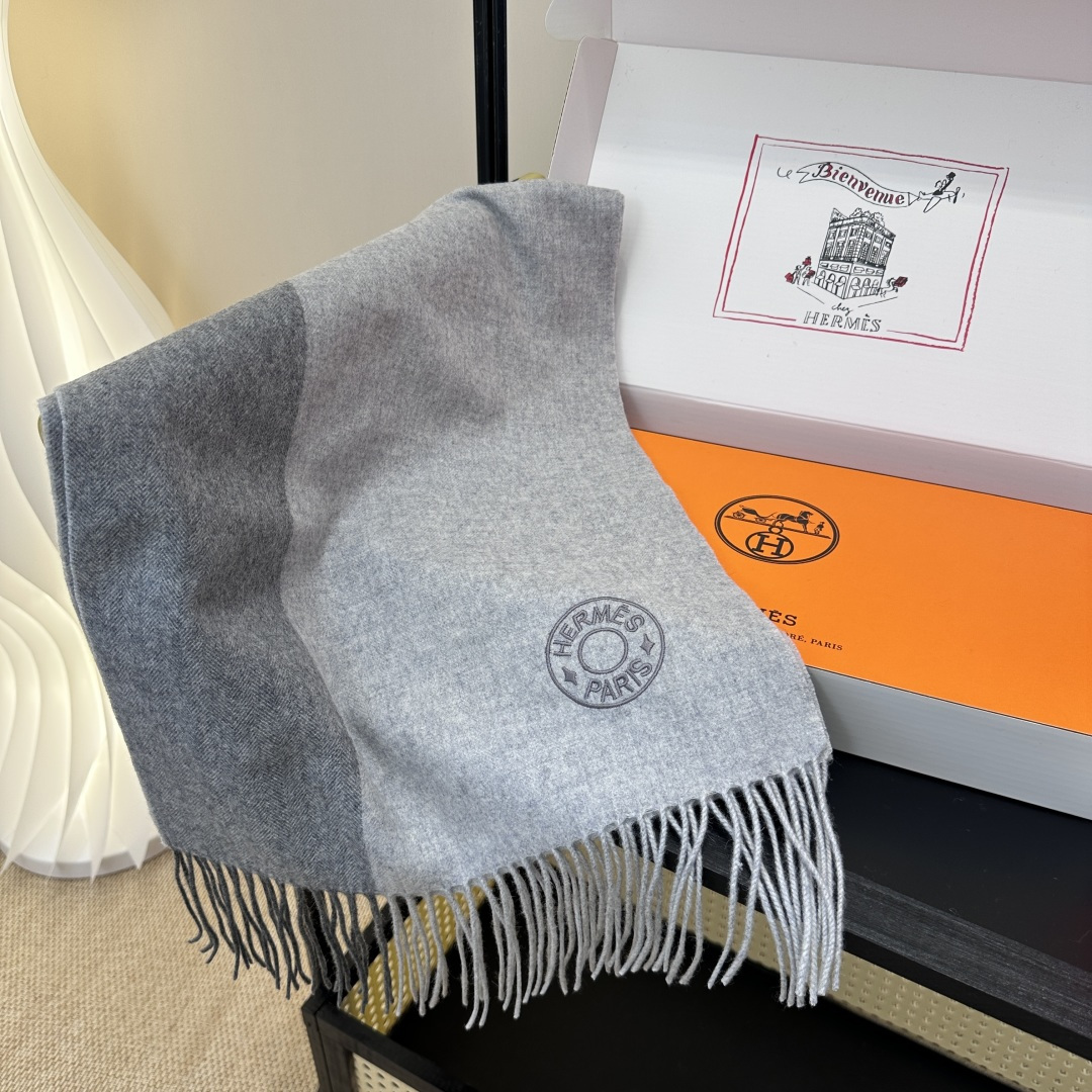 2025年Hermes · 爱马仕，难得一见的温柔配色，低调又不失优雅❗️】重点推荐❗️双边配色，一条围