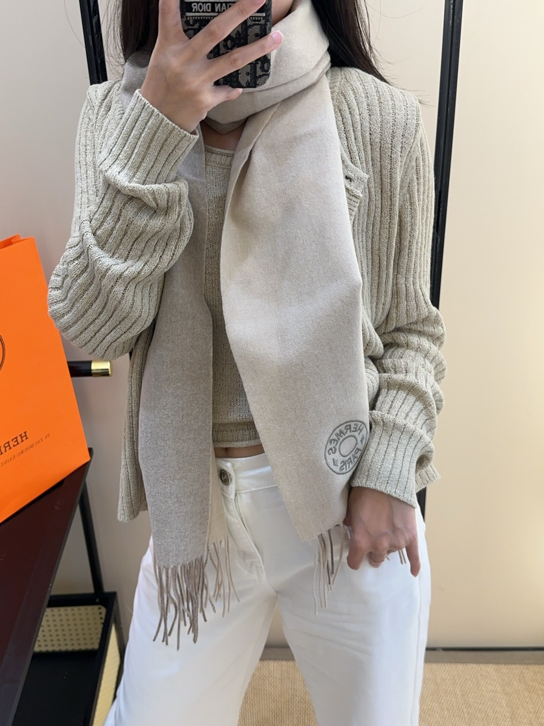 NO:574748,Hermes 2025 ·  Hermès, a rare gentle color matching, low-key yet elegant] Highly recommend the bilateral color matching, a scarf with two styles, high-end, comfortable and fashionable temperament, full of big-name style, Super Amway Big H, this soft scarf that touches the heart, extremely simple color with low-key H embroidered logo, the finishing touch without losing the beauty, the pursuit of successful people, the color is absolute, a bit unique fairy spirit, the absolute choice for couples, the color is elegant, not enchanting Specifications 35x  cm high version scarf,high version scarf,hermes,hermes198609092025年Hermes · 爱马仕,难得一见的温柔配色,低调又不失优雅】重点推荐双边配色,一条围巾两种风格搭配,高级舒适时髦气质,大牌范十足,超级安利大H这款触动内心的柔美围巾,极其简单的颜色搭配低调的H刺绣logo,点睛之笔确又不失美感,成功人士的追求,色彩绝对,有点独有的仙气,绝对的情侣款不二之选,颜色淡雅,不妖娆规格35x cm高版本围巾,高版本围巾,hermes,hermes,scarf