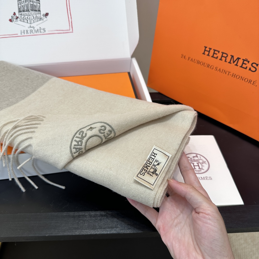 2025年Hermes · 爱马仕，难得一见的温柔配色，低调又不失优雅❗️】重点推荐❗️双边配色，一条围