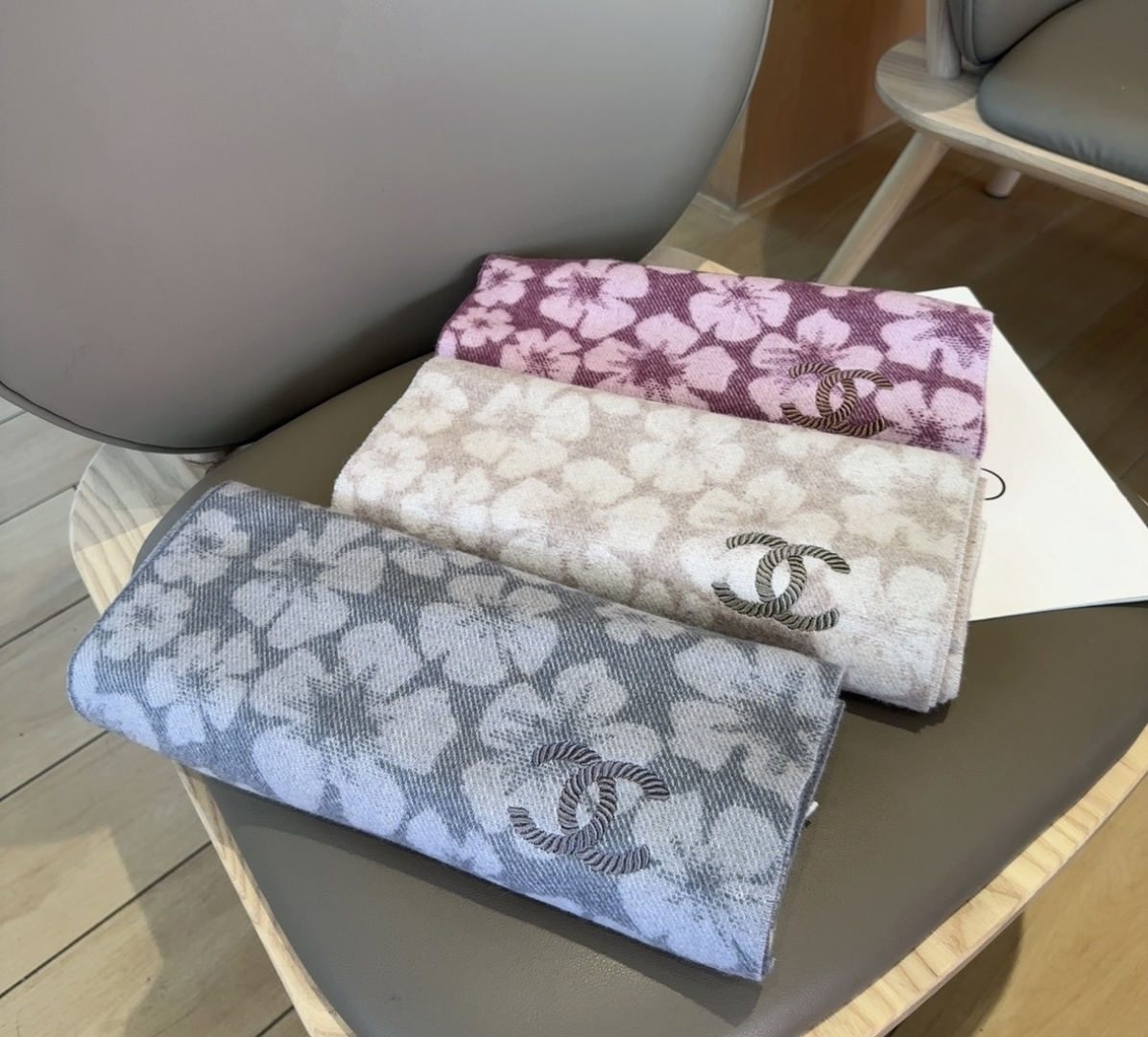 上新！2025秋冬香奈儿男女同款，同步，高端羊绒针织围巾！ 可正式，可随意，非常Classical的设计