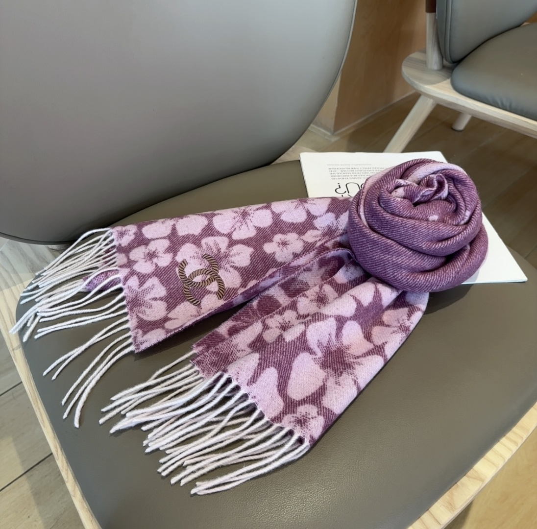 上新！2025秋冬香奈儿男女同款，同步，高端羊绒针织围巾！ 可正式，可随意，非常Classical的设计