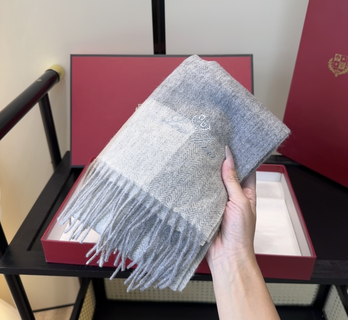 🆕Loro Piana · 【贸易公司尾单，极品山羊绒围巾披肩】送人自留都太高大上了😍重磅上新，爆款爆款