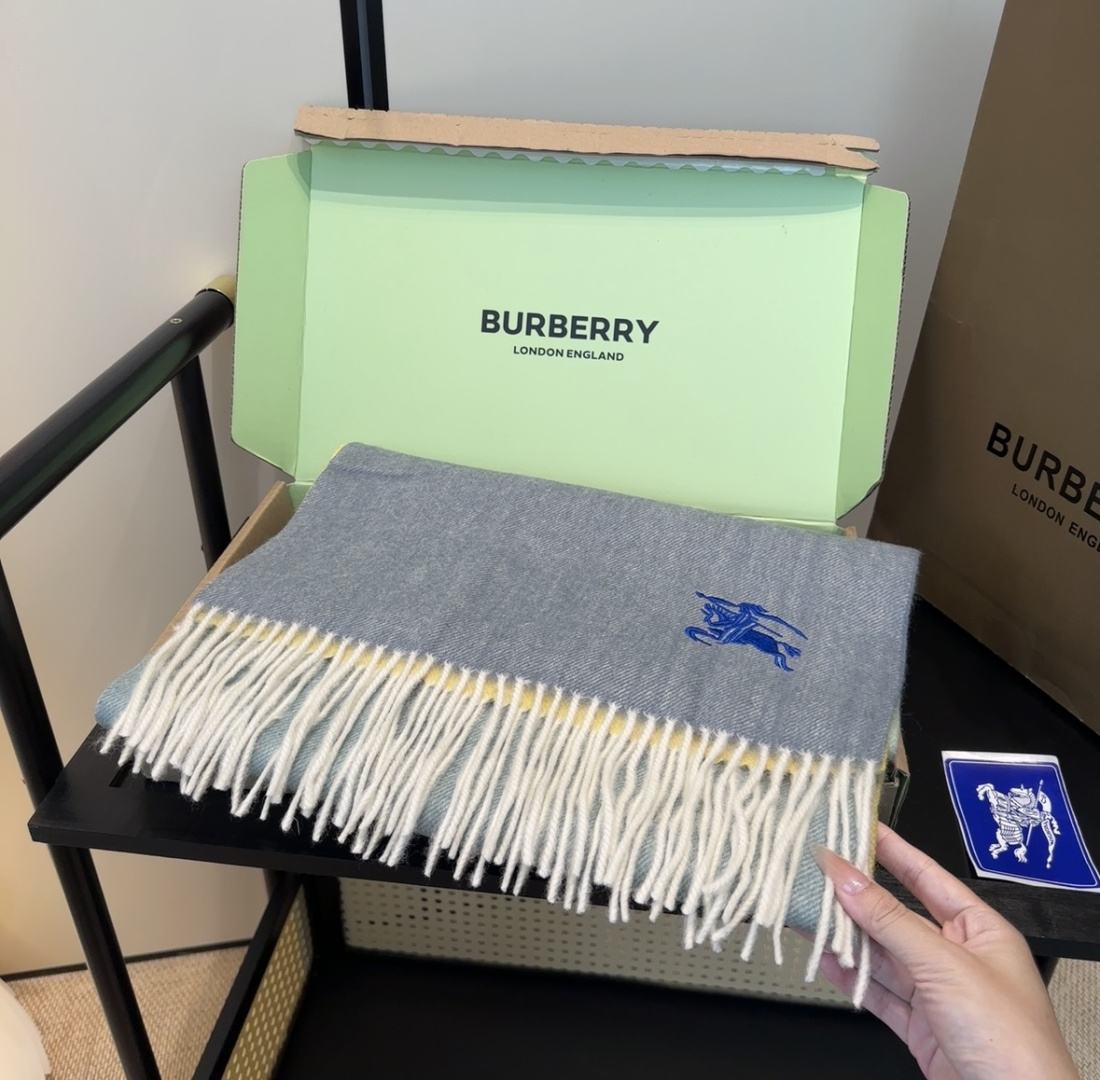 【▪️家属福利来了！！巴宝莉高端重磅男士围巾！】怒赞推荐，激动~！！下手绝对要快，同步专柜，最高端的男士