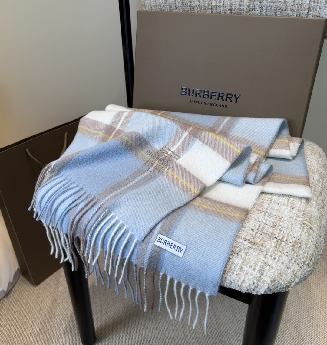 Burberry · 巴宝莉格子围巾❗️好看的要疯掉了，太有型太有魅力了❗️❗️非常斯文时尚的秋冬单品！