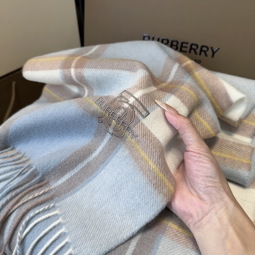 Burberry · 巴宝莉格子围巾❗️好看的要疯掉了，太有型太有魅力了❗️❗️非常斯文时尚的秋冬单品！