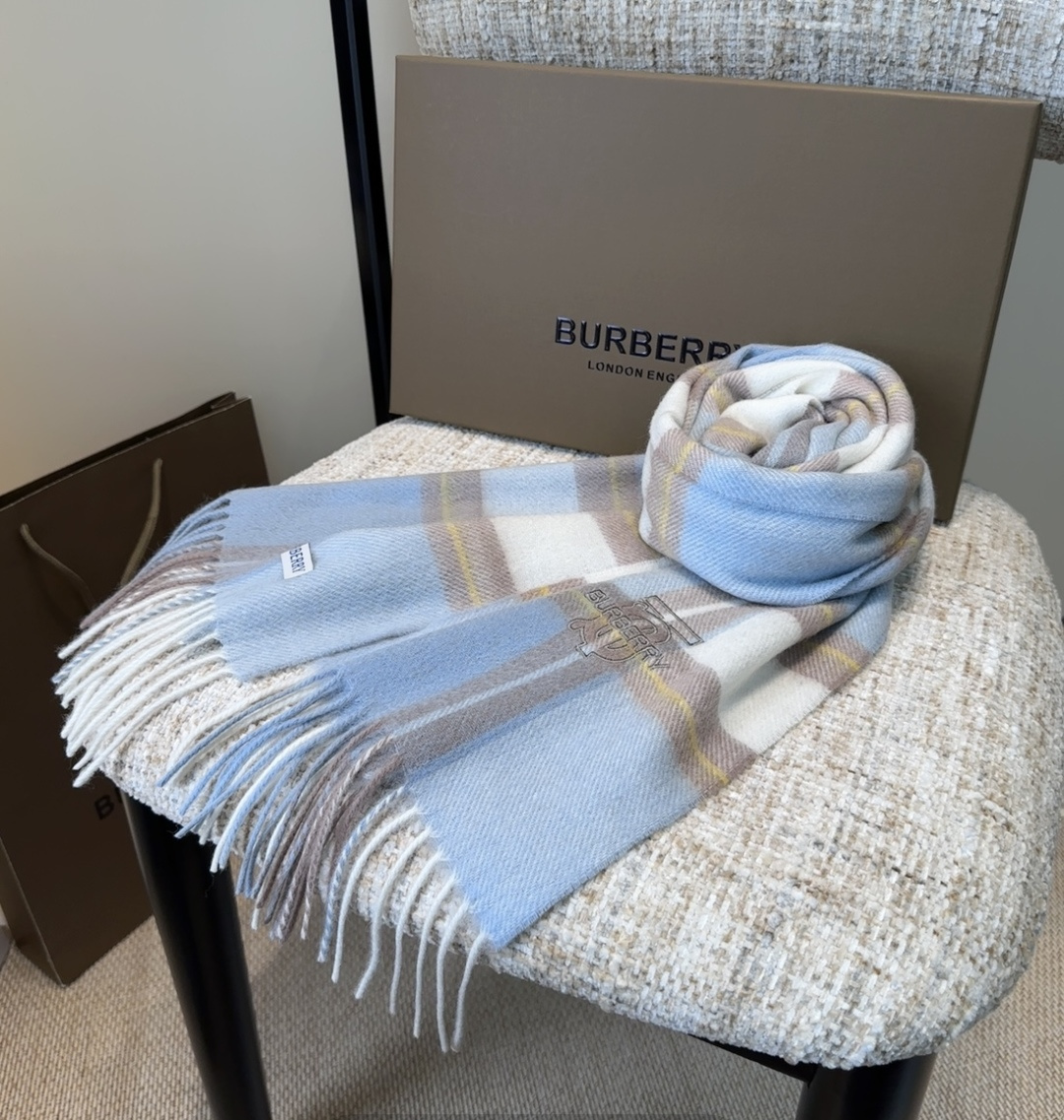 Burberry · 巴宝莉格子围巾❗️好看的要疯掉了，太有型太有魅力了❗️❗️非常斯文时尚的秋冬单品！