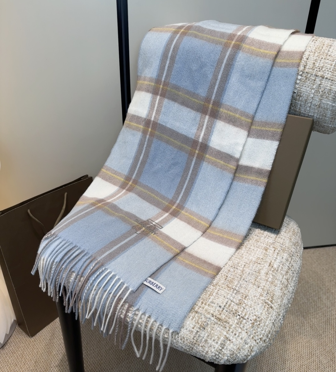 Burberry · 巴宝莉格子围巾❗️好看的要疯掉了，太有型太有魅力了❗️❗️非常斯文时尚的秋冬单品！