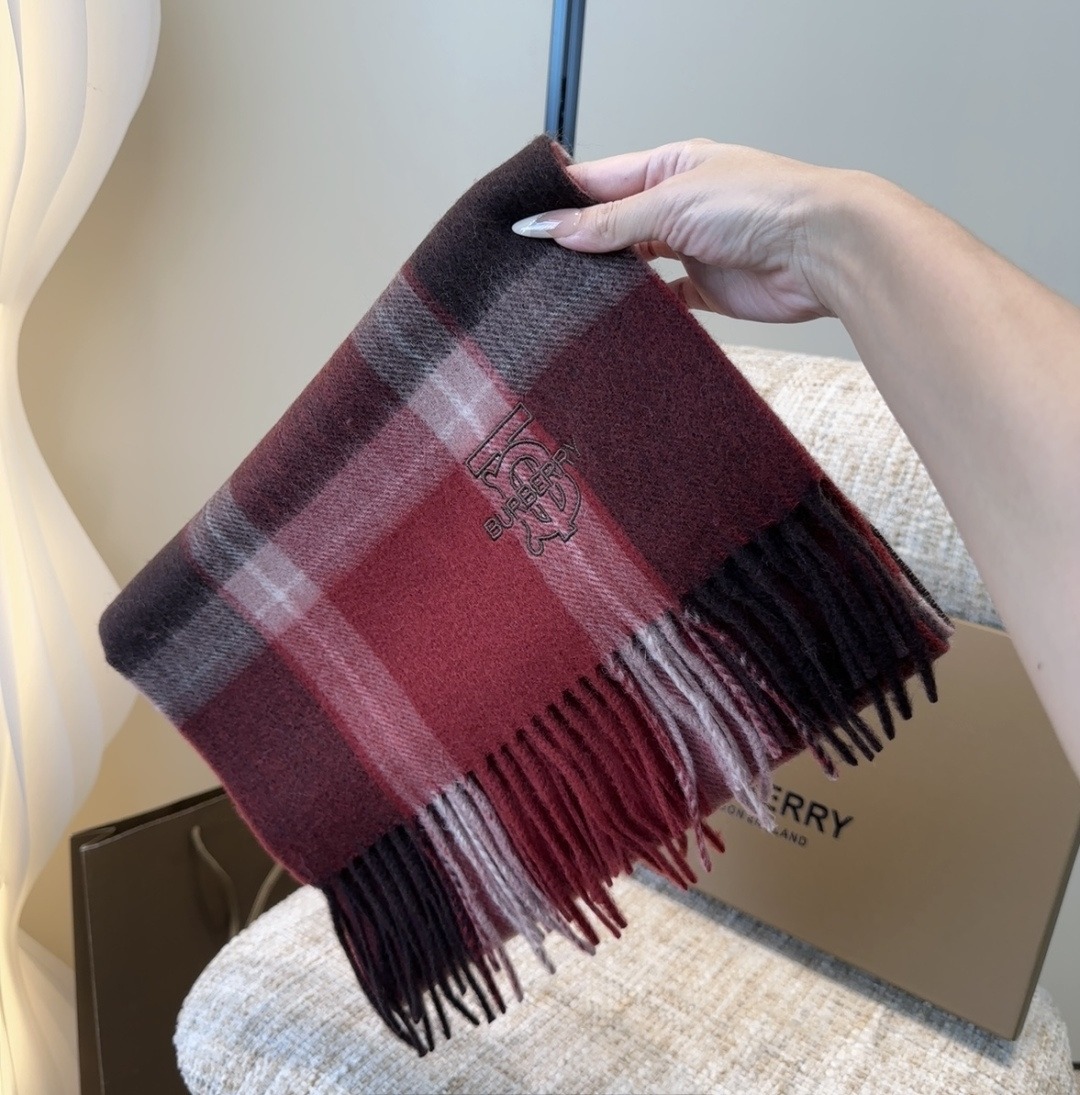 Burberry · 巴宝莉格子围巾❗️好看的要疯掉了，太有型太有魅力了❗️❗️非常斯文时尚的秋冬单品！