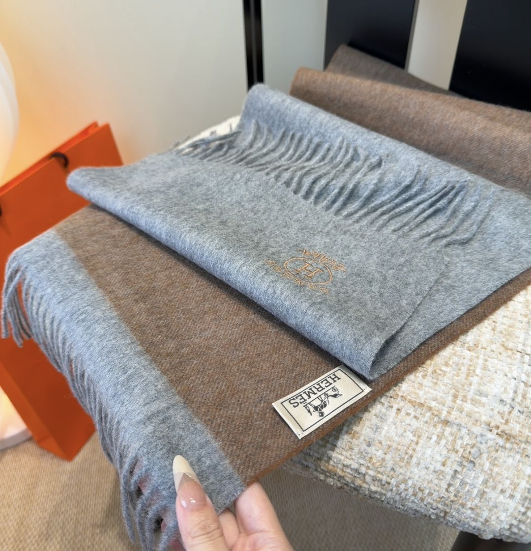 2025年Hermes · 爱马仕，难得一见的温柔配色，低调又不失优雅❗️】重点推荐❗️双边配色，一条围