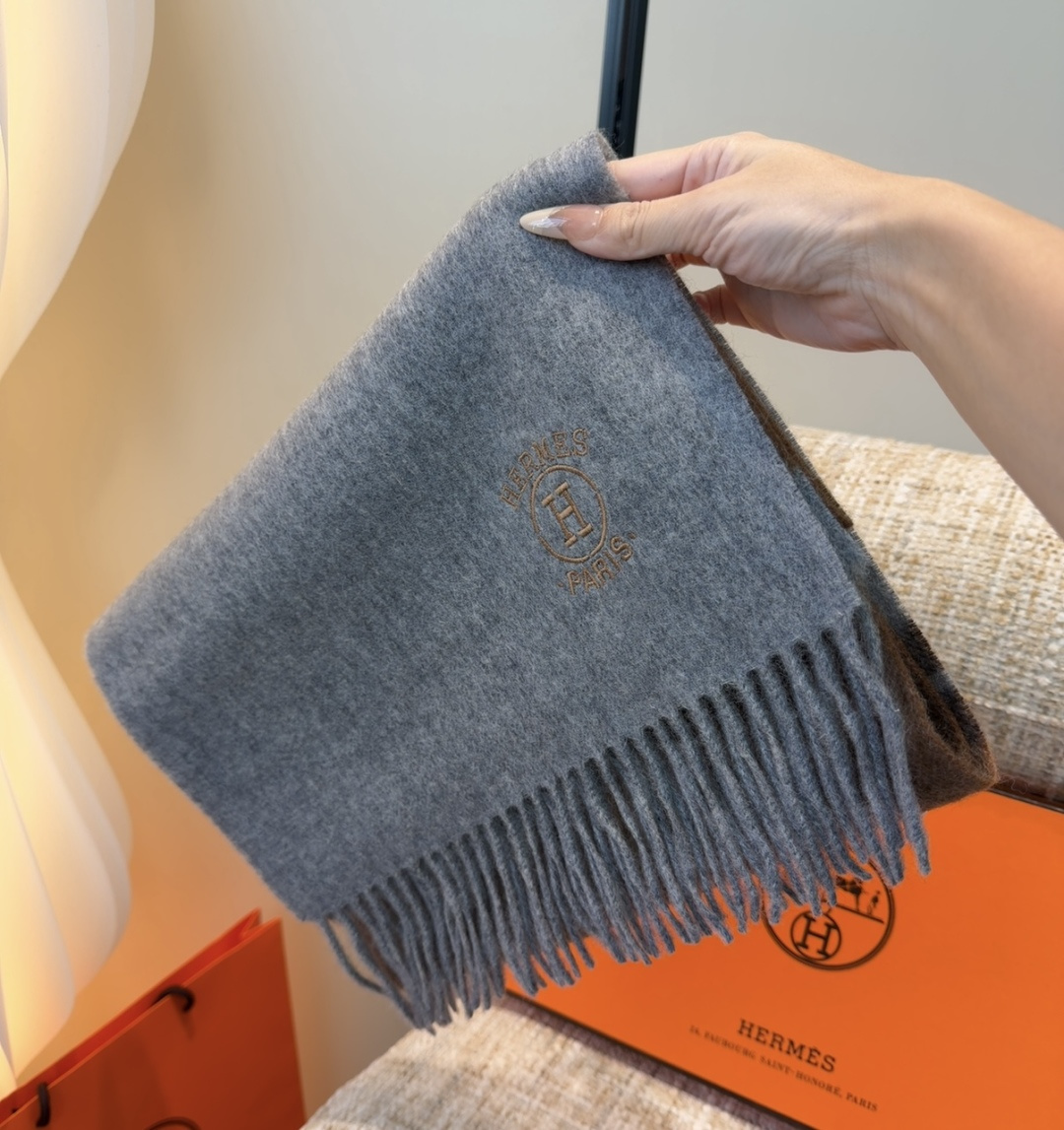 2025年Hermes · 爱马仕，难得一见的温柔配色，低调又不失优雅❗️】重点推荐❗️双边配色，一条围