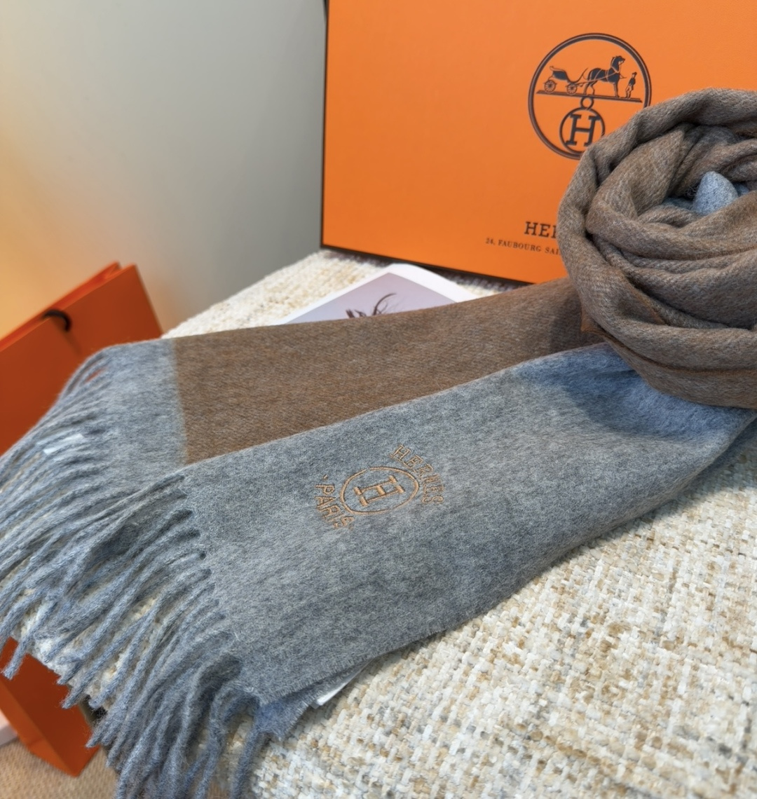 2025年Hermes · 爱马仕，难得一见的温柔配色，低调又不失优雅❗️】重点推荐❗️双边配色，一条围