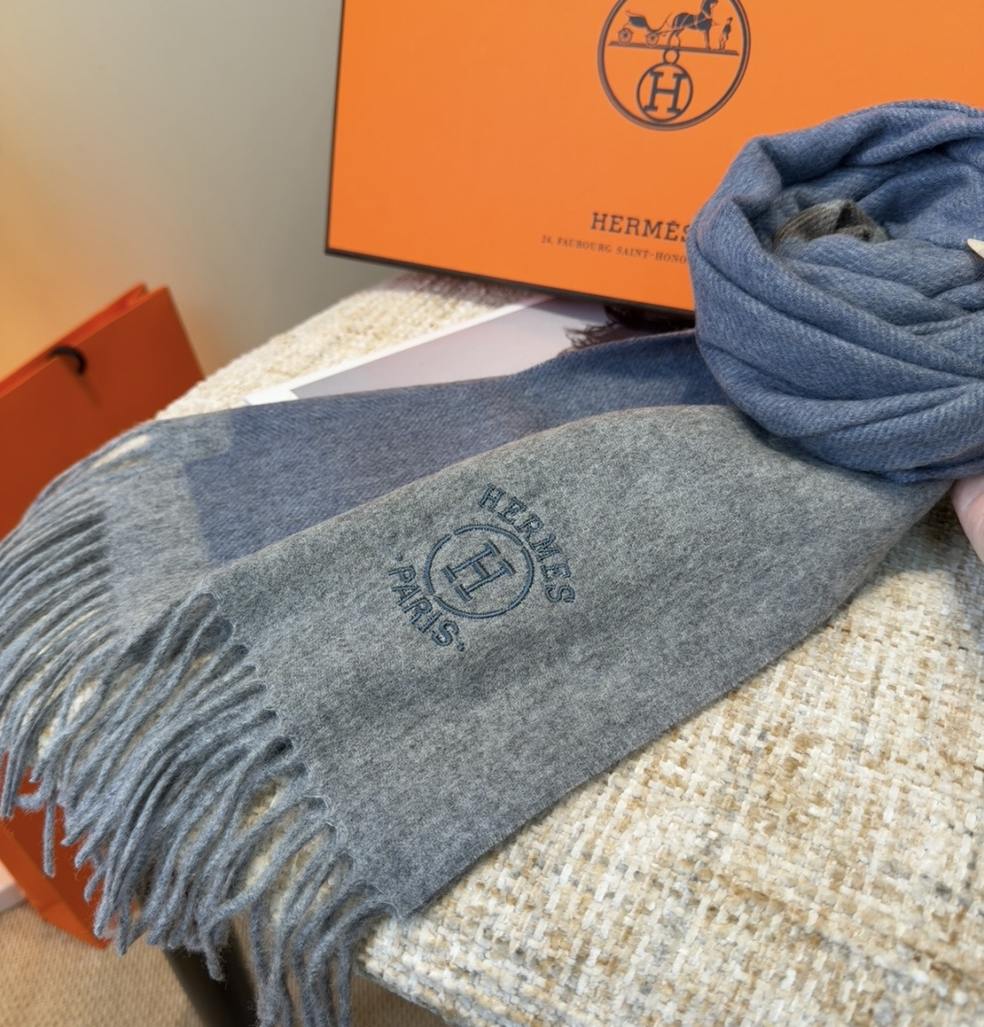 2025年Hermes · 爱马仕，难得一见的温柔配色，低调又不失优雅❗️】重点推荐❗️双边配色，一条围