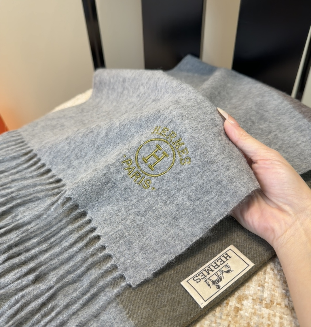 2025年Hermes · 爱马仕，难得一见的温柔配色，低调又不失优雅❗️】重点推荐❗️双边配色，一条围