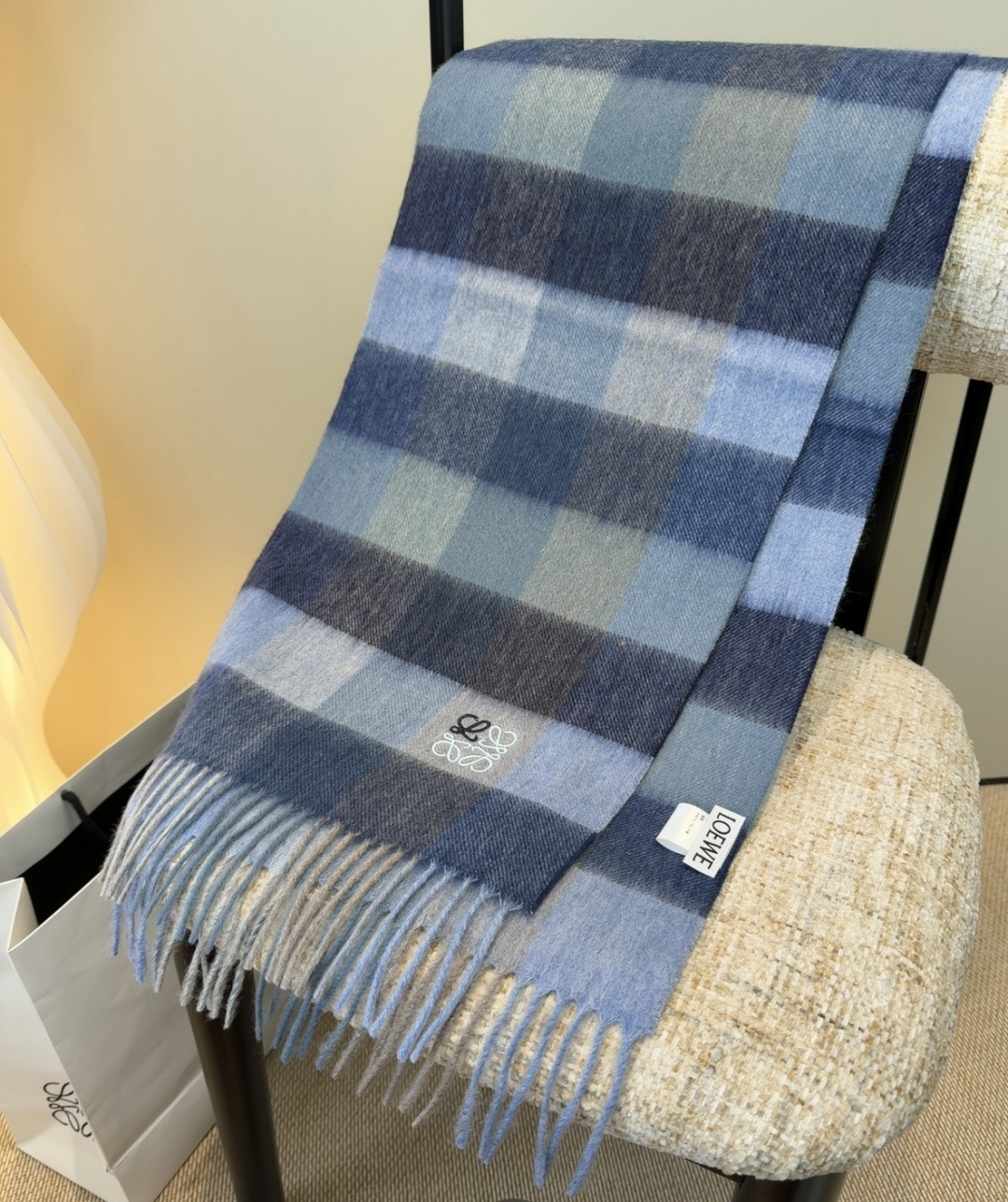 【▪Loewe · 罗意威难得一见的温柔配色，低调又不失优雅❗】重点推荐❗双面配色，一条围巾两种风格搭配