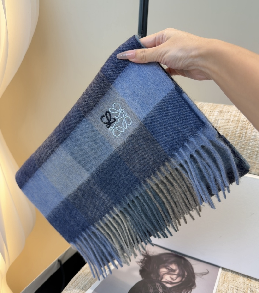 【▪Loewe · 罗意威难得一见的温柔配色，低调又不失优雅❗】重点推荐❗双面配色，一条围巾两种风格搭配