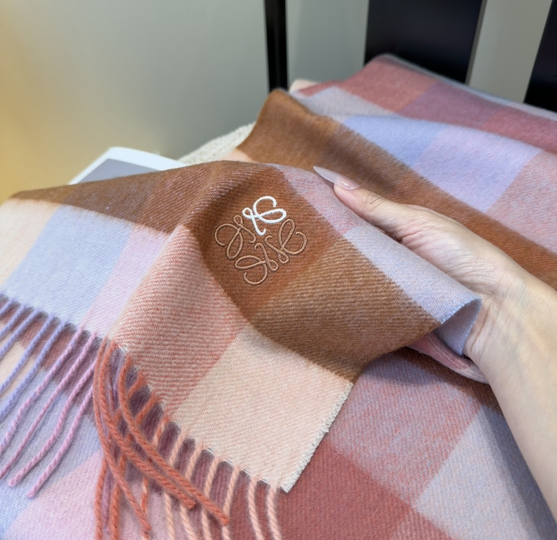 【▪Loewe · 罗意威难得一见的温柔配色，低调又不失优雅❗】重点推荐❗双面配色，一条围巾两种风格搭配