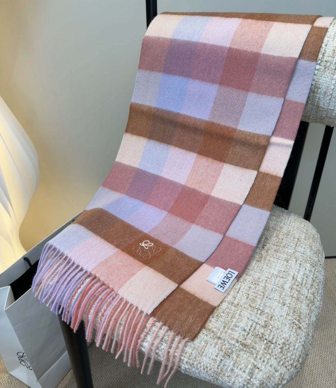 【▪Loewe · 罗意威难得一见的温柔配色，低调又不失优雅❗】重点推荐❗双面配色，一条围巾两种风格搭配